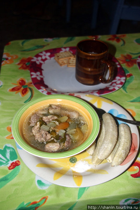 Традиционный самоанский ужин — суп с мясом и бананами Остров Савайи, Самоа