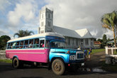 Автобус подбирает пассажиров у церкви