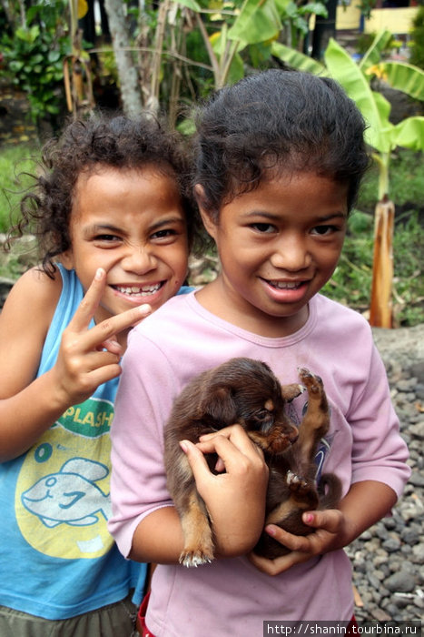 Дети со щенком Остров Уполу, Самоа