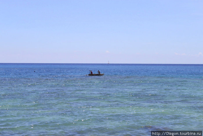 Рыбаки плавают по океану на лодке Остров Эфате, Вануату