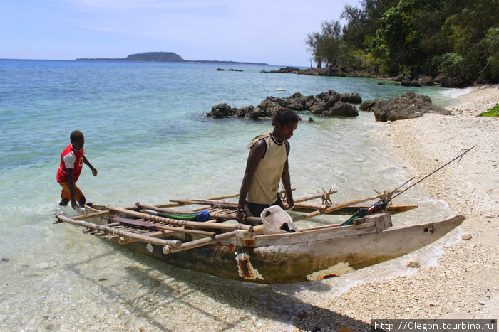 На таких лодках ещё плавали их далёкие предки Остров Эфате, Вануату