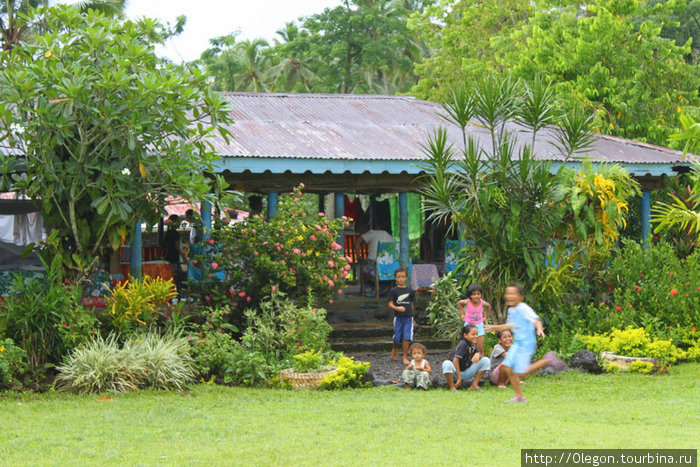 Проходя через деревни и дома Остров Уполу, Самоа
