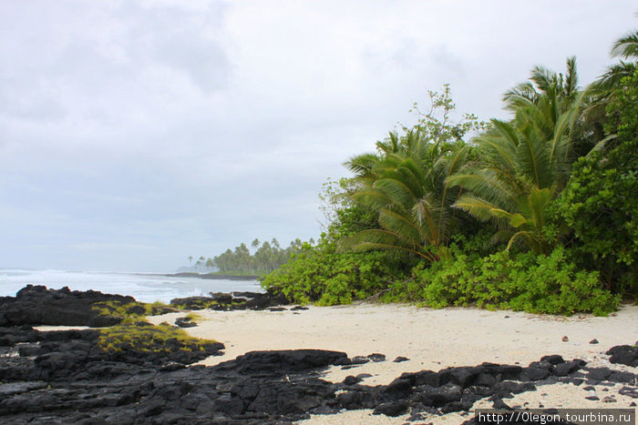 Чёрные камни, белый песок и зелёные пальмы Остров Уполу, Самоа