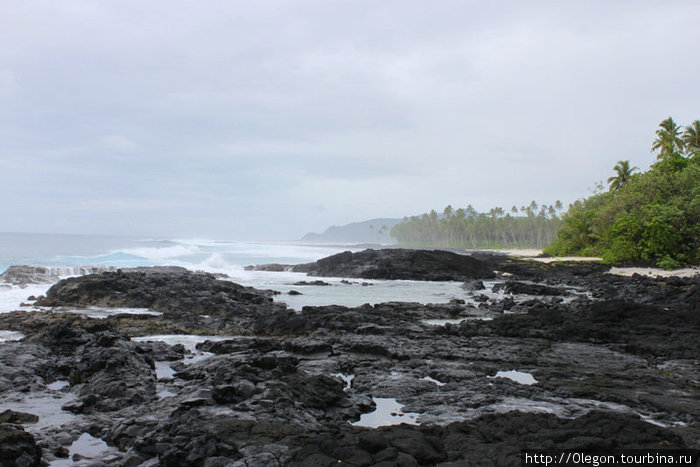 Чёрные камни, вулканического происхождения Остров Уполу, Самоа