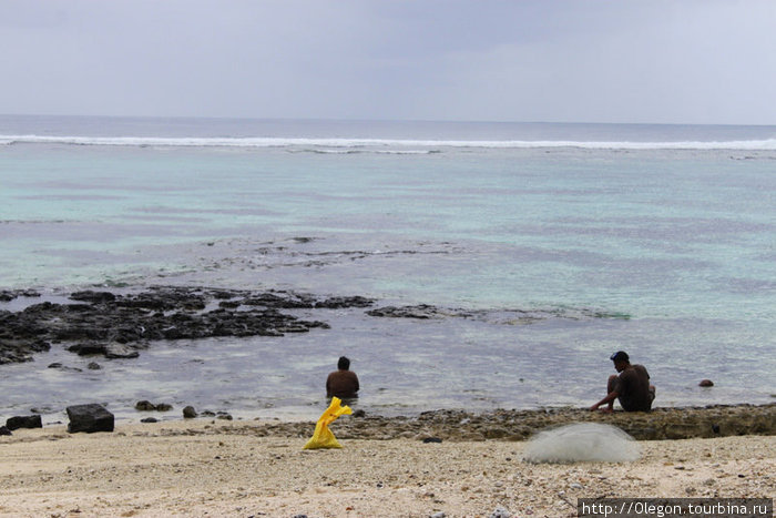 Рыбаки с самого утра раскидывают сети Остров Уполу, Самоа