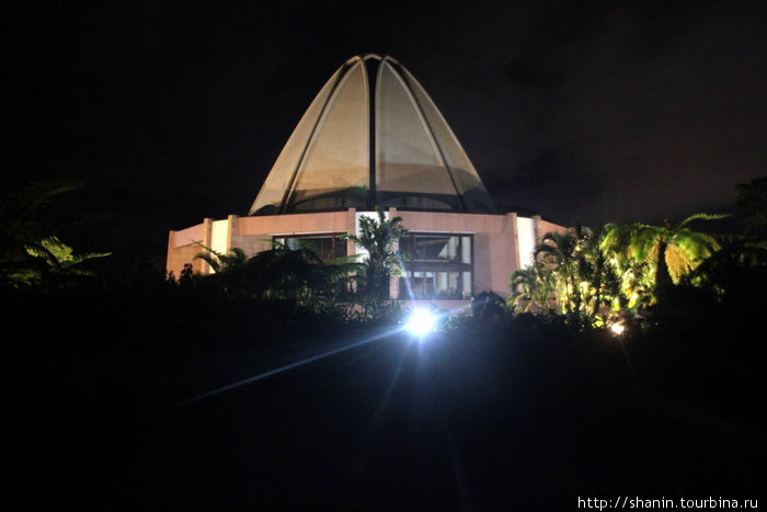 Храм бахаи ночью Остров Уполу, Самоа