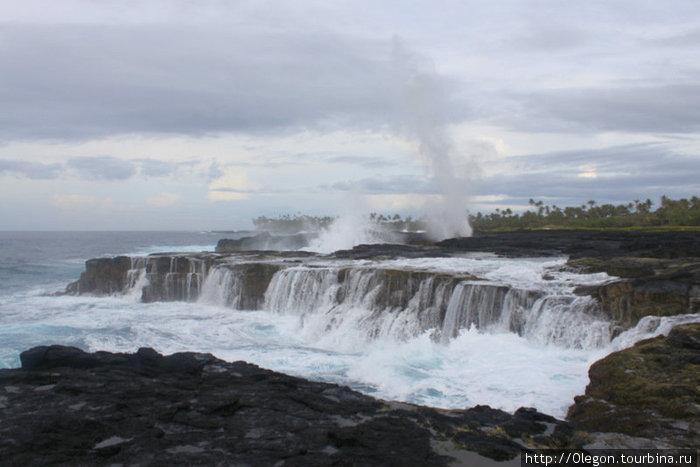 Поток воды выливается обратно в океан водопадом Остров Савайи, Самоа