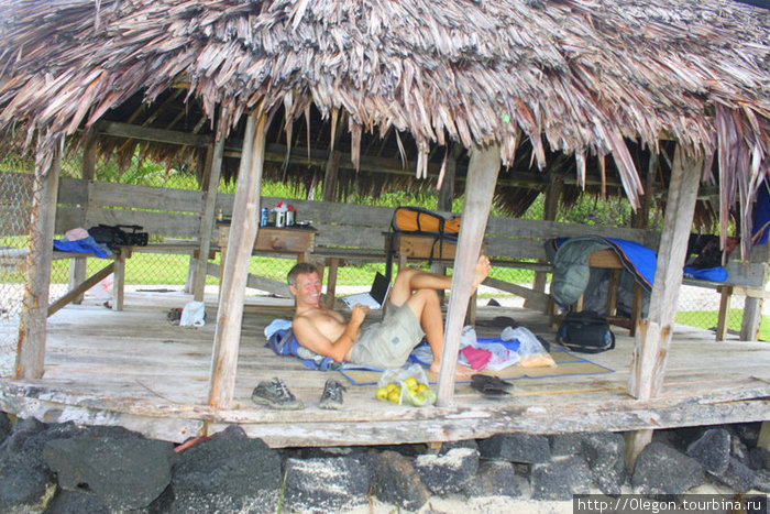 Место нашего ночлега, ночью покрапывал дождь  и поэтому пришлось спрятаться под крышу Остров Савайи, Самоа
