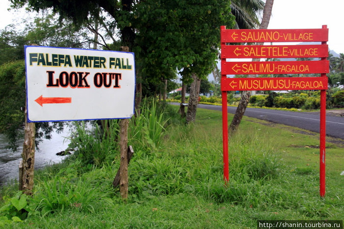 Указатель направлений у водопада Фалефа Остров Уполу, Самоа
