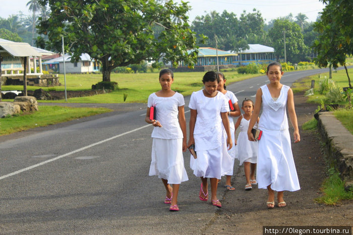 Воскресение, народ идёт в церковь Самоа