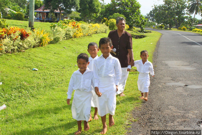 Дети тоже идут в церковь Самоа