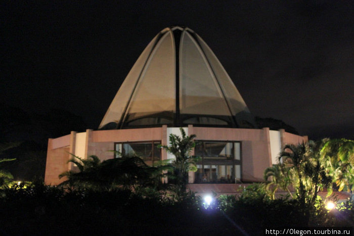 Храм Бахаи ночью Самоа