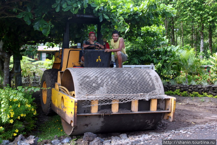 Идет ремонт дороги Остров Уполу, Самоа