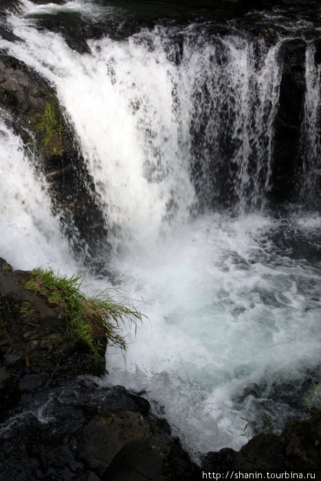 Вода сливается в яму Остров Уполу, Самоа