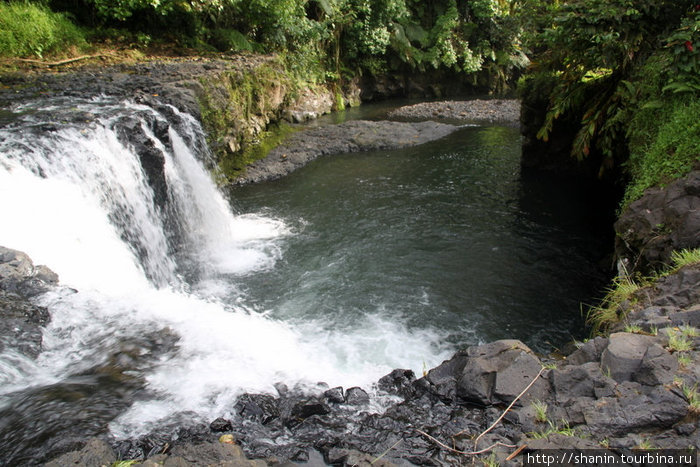 Возле водопада Остров Уполу, Самоа