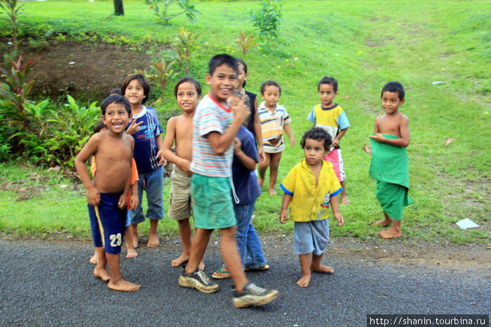Дети на дороге Остров Уполу, Самоа