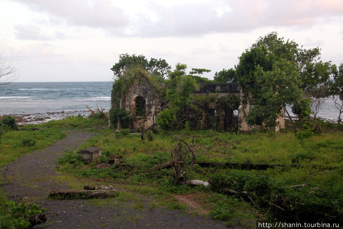 Старая разрушенная церковь на берегу моря. Судя по виду, она была разрушена еще до цунами 2009 года. Остров Уполу, Самоа