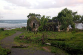 Старая разрушенная церковь на берегу моря. Судя по виду, она была разрушена еще до цунами 2009 года.