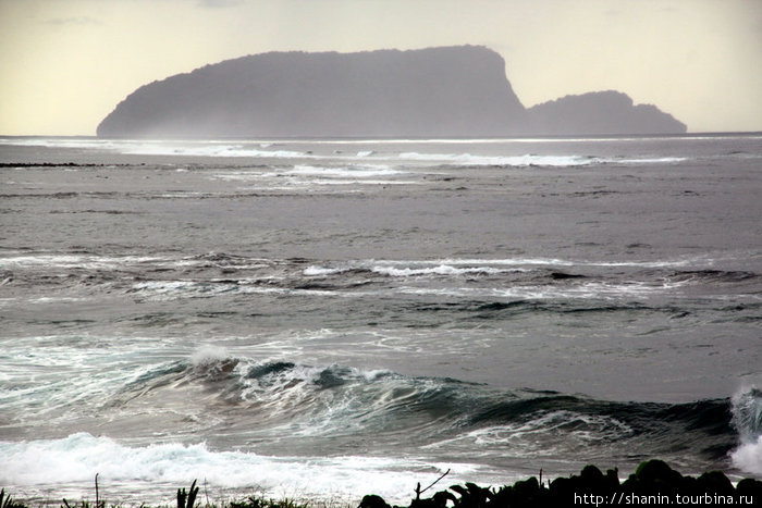 Еще не шторм, но очень ветрено и волны Остров Уполу, Самоа