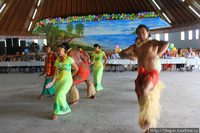К танцующим парням присоединились и девушки Остров Уполу, Самоа