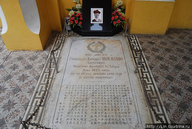 Захоронение викария Тама — основателя церкви. Хошимин, Вьетнам