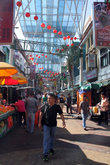 Главная торговая улица Чайнатауна украшена фонариками