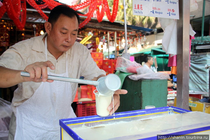 Соевое молоко продают с передвижных лотков Куала-Лумпур, Малайзия