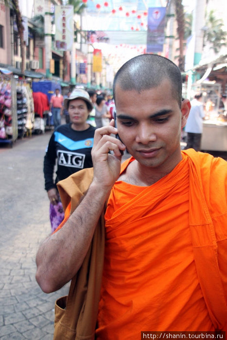 Монах с сотовым телефоном Куала-Лумпур, Малайзия