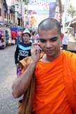 Монах с сотовым телефоном
