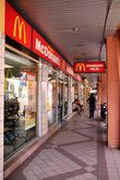 Макдональдс в Куала-Лумпуре — при обилии вкусной китайской пищи — тоже есть!