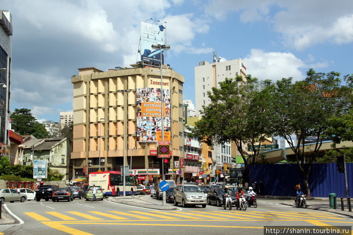 Широкая улица возле автостанции Пудурая Куала-Лумпур, Малайзия