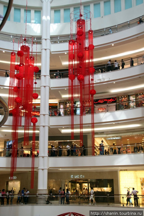 Китайские новогодние украшения в торговом центре у башен-близнецов Куала-Лумпур, Малайзия