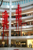 Китайские новогодние украшения в торговом центре у башен-близнецов