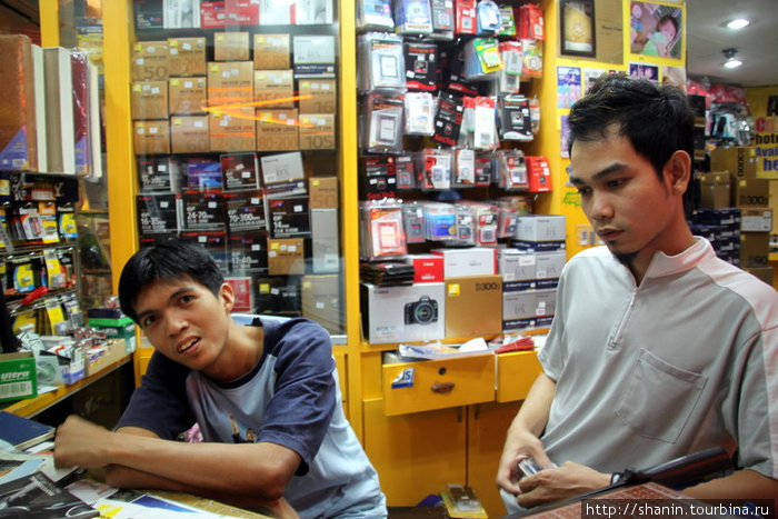 Торговцы фотоаппаратурой отдуваются за своего хозяина, который уже празднует китайский Новый год Куала-Лумпур, Малайзия