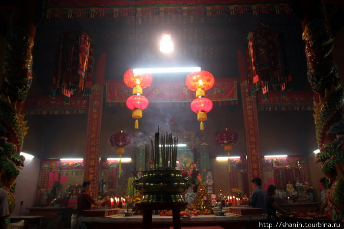 Вечером в китайском храме Куала-Лумпур, Малайзия