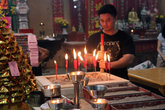 У свечей в китайском храме