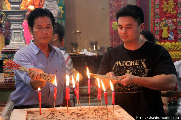 Свечи уже горят, а палочки только зажигают Куала-Лумпур, Малайзия
