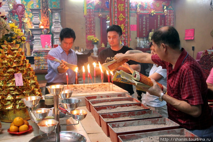 Зажигают и бумагу — вернее бумажные псевдоденьги для жертвоприношений Куала-Лумпур, Малайзия