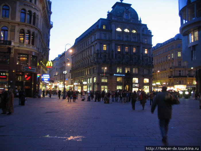 Вечерами на улицах полно туристов Вена, Австрия