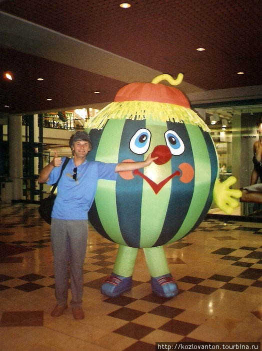 Праздник арбуза в торговом центре Бурджуман. Дубай, ОАЭ