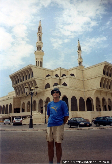 King Faysal Mosque — крупнейшая (по данным на 2003 г.) мечеть Эмиратов. Шарджа, ОАЭ