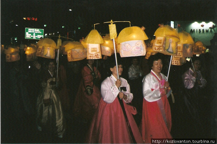В глазах рябит от нескончаемых мириад фонарей и национальной женской одежды — ханбоков. Сеул, Республика Корея