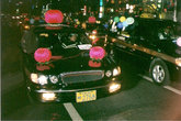 Даже таксисты принимают участие в ночном параде фонарей.