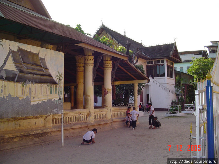 Пришкольный храм Ват Михай Вьентьян, Лаос