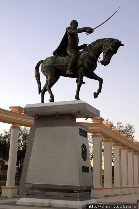 Памятник Симону Боливару — это уже в Боливии, границу прошли Ла-Киака, Аргентина
