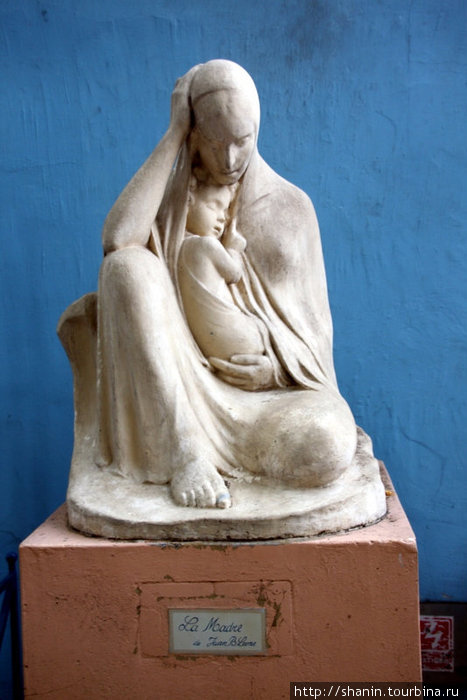 Статуя женщины с ребенком Буэнос-Айрес, Аргентина