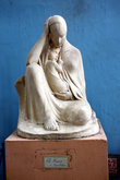 Статуя женщины с ребенком
