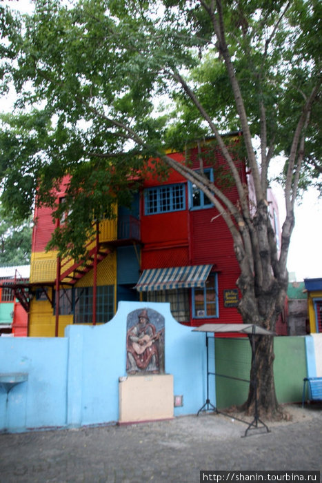 Двухэтажный дом за забором Буэнос-Айрес, Аргентина