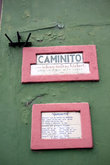 Таблички на стене дома в районе Ла Барка (старый порт)