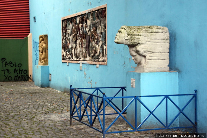Выставка произведений искусства на улице в районе старого порта — Ла Барка Буэнос-Айрес, Аргентина